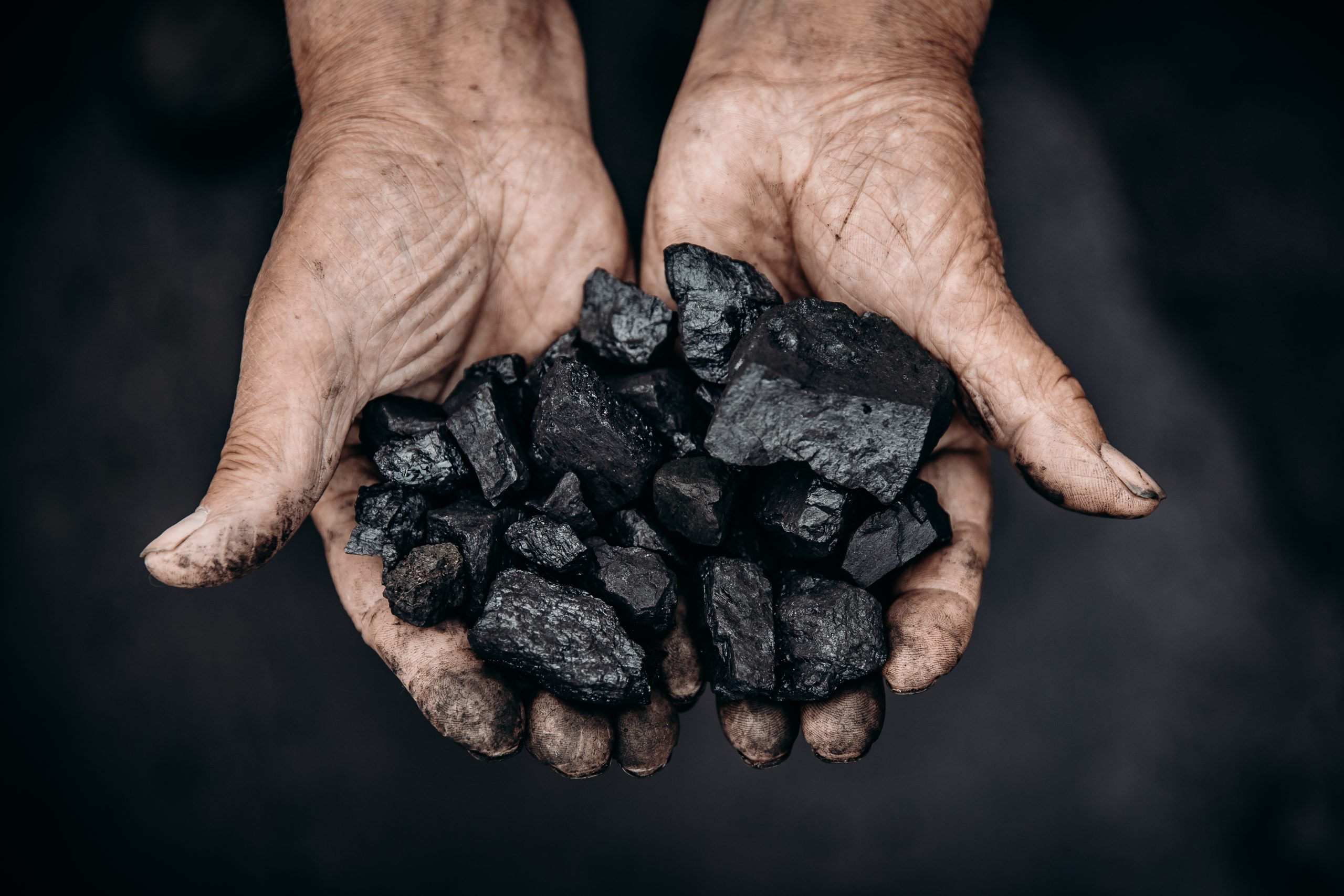 Каменный уголь в энергетике. Каменный уголь добыча Кузбасс. Уголь в руках. Каменный уголь на ладони. Уголь в руках Шахтера.